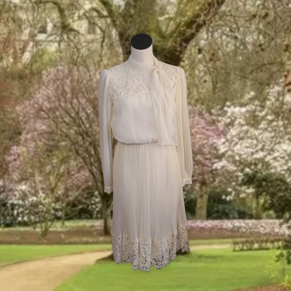 Elegant Cream Lace Dress